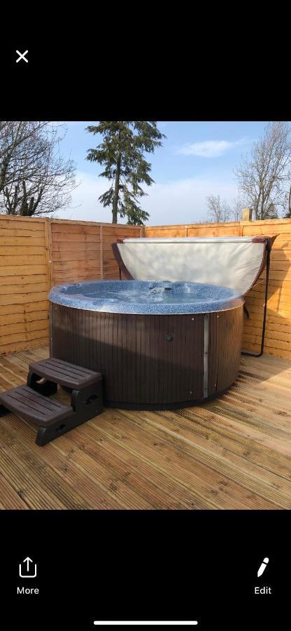 Beith Grooms Cottage Outside Hot Tub מראה חיצוני תמונה